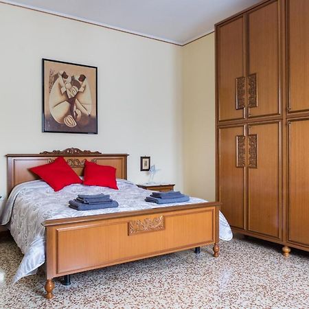 A Pochi Passi Dal Centro E Dall'Ospedale Di Parma Apartment Luaran gambar