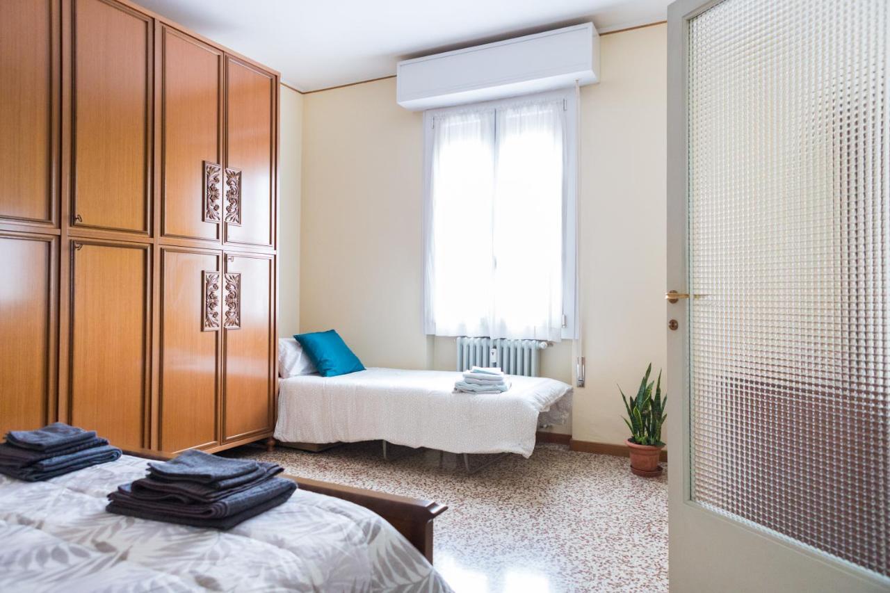 A Pochi Passi Dal Centro E Dall'Ospedale Di Parma Apartment Luaran gambar